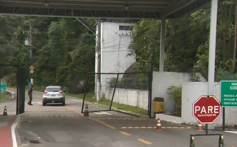 Portão do batalhão em Vila Velha foi danificado após a invasão — Foto: Reprodução/TV Gazeta