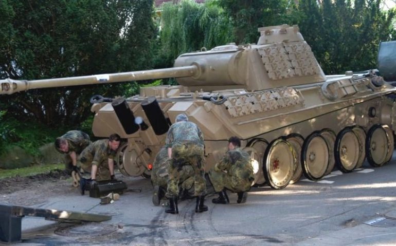 O tanque de guerra Panther foi retirado da propriedade particular do idoso, no norte da Alemanha, em julho de 2015 (CARSTEN REHDER/DPA)