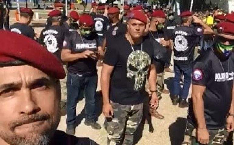 bolsonaristas fantasiados de pqd