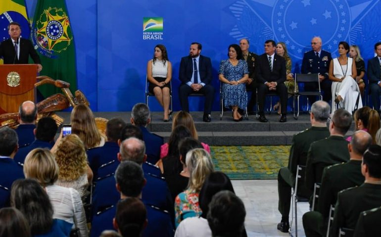 bolsonaro cumprimenta oficiais generais