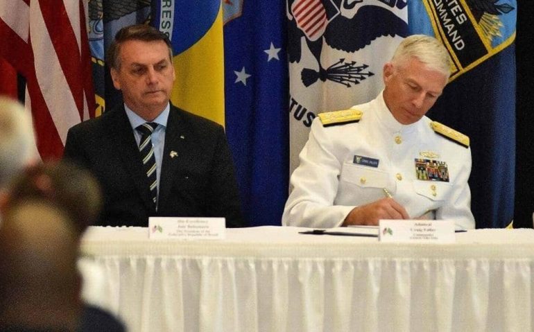 Bolsonaro ao lado de Craig Faller, em Miami, Flórida, durante assinatura de documento Foto: GASTON DE CARDENAS / AFP