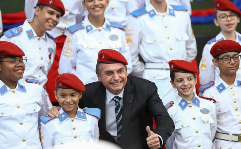 Bolsonaro com alunos do Colégio Militar de Brasília (Pedro Ladeira/Folhapress)