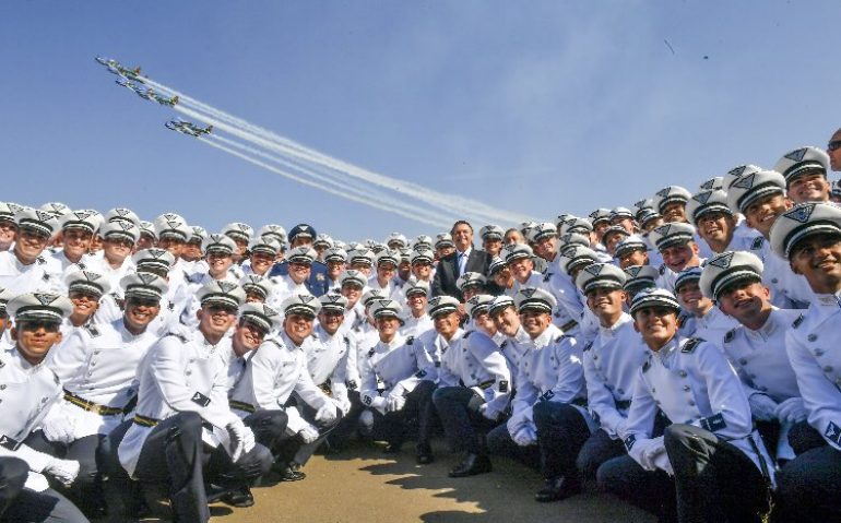 © José Dias/PR O presidente Jair Bolsonaro participou de cerimônia de entrega de espadins para cadetes da Força Aérea Brasileira nesta 6ª feira