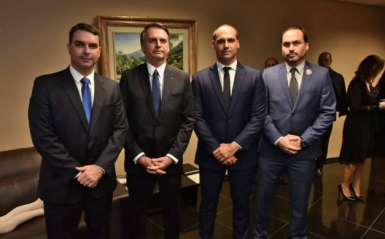 Bolsonaro com os filhos, Flavio (senador pelo Rio), Eduardo (deputado em SP) e Carlos (vereador no Rio, licenciado) (Foto: Reprodução de internet)