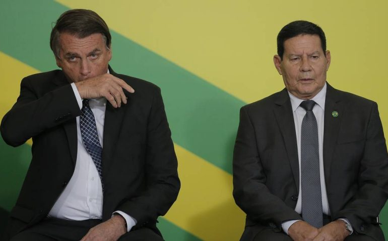 O presidente Jair Bolsonaro e o vice-presidente Hamilton Mourão, durante cerimônia no Palácio do Planalto Foto: Cristiano Mariz/Agência O Globo