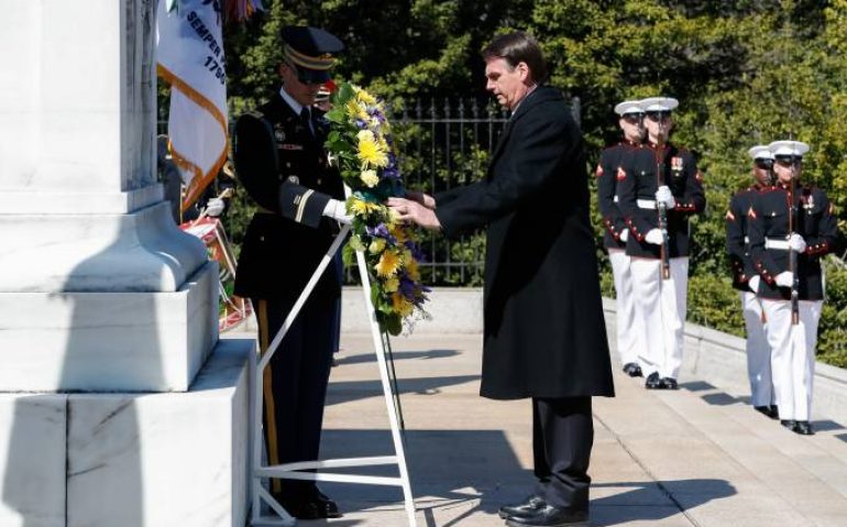 O presidente Jair Bolsonaro participa de cerimônia de deposição floral no Cemitério de Arlington, em Washington, capital dos Estados Unidos, em março de 2019 Alan Santos/PR
