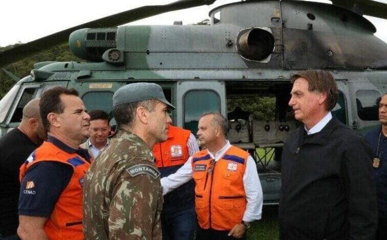 Presidente Bolsonaro em inspeção aos trabalhos de socorro às vítimas dos temporais. (Foto: Presidência da Republica)