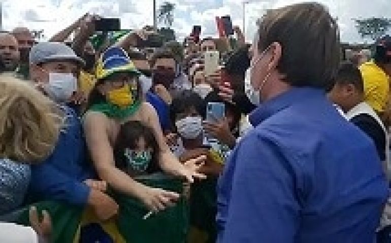 Presidente Jair Bolsonaro conversa com apoiadores em frente ao palácio da Alvorada neste domingo (21). — Foto: Reprodução