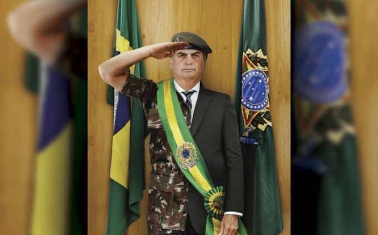 IMAGEM - Bolsonaro: a população o vê mais como militar do que como civil Marcos Corrêa/PR; Alan Santos/PR; Getty Images/.