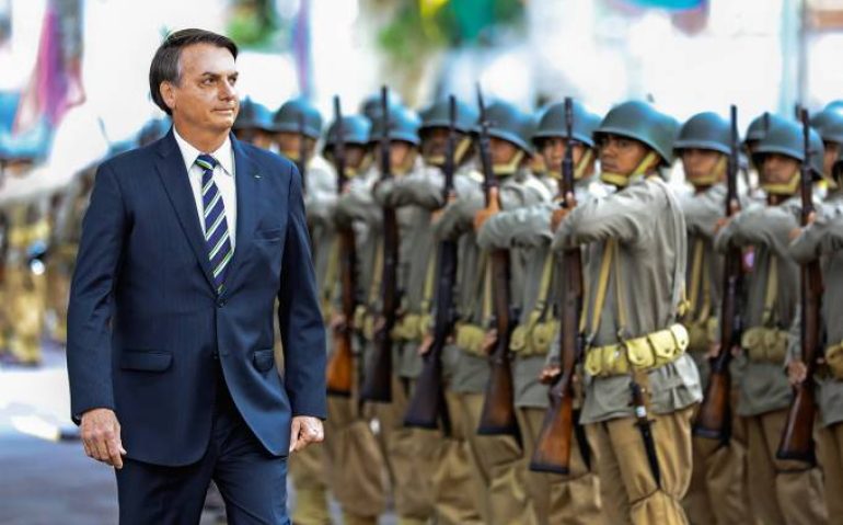 Bolsonaro e os militares: aliança pela governabilidade Marcos Corrêa/PR Publicidade