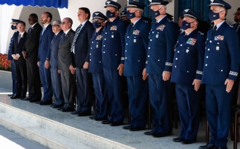 Jair Bolsonaro participa de formatura de sargentos com os deputados Eduardo Bolsonaro e Hélio Lopes, o ministro da Defesa Fernando Azevedo, o ministro-chefe do GSI, Augusto Heleno, e o comandante da FAB, o tenente-brigadeiro Antonio Carlos Moretti Bermudez. Foto: Alan Santos/PR
