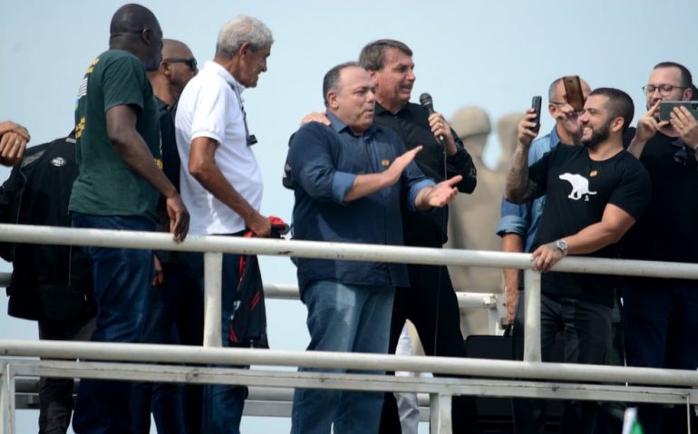 Bolsonaro e o ex-ministro da Saúde Pazuello em ato organizado por motoqueiros no Rio — Foto: Jorge Hely/Framephoto/Estadão Conteúdo