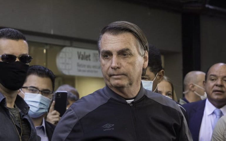 bolsonaro saindo do hospital