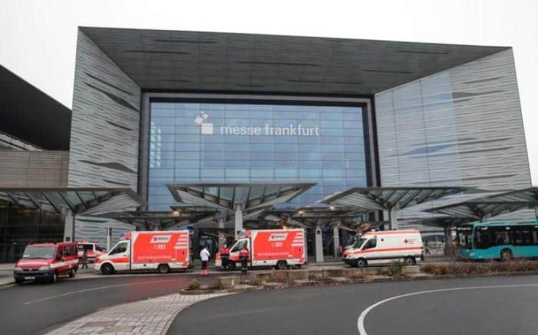 Ambulâncias e caminhões de bombeiros em frente ao local onde a bomba foi encontrada
ARMANDO BABANI / AFP