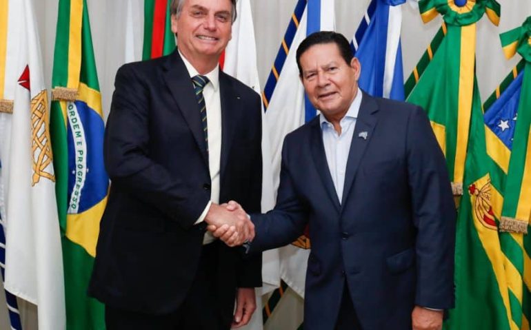 Bolsonaro e Mourão: militares eleitos para o Executivo- Alan Santos/PR. 23.jan.2020(Brasília - DF, 23/01/2020) Presidente da República, Jair Bolsonaro transmite o cargo da Presidência da República, ao Vice-Presidente, Hamilton Mourão. nFoto: Alan Santos/PR