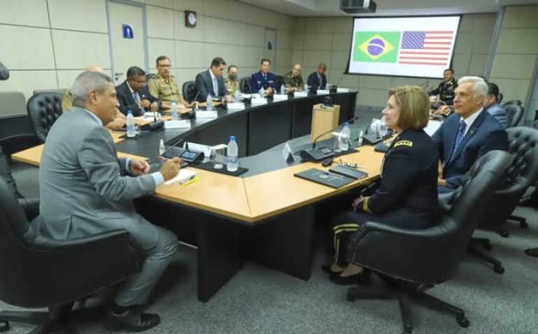O Ministério da Defesa já realizou neste governo uma série de exercícios militares em parceria com tropas dos Estados Unidos Alexandre Manfrim/. 

Leia mais em: https://veja.abril.com.br/blog/radar/comandante-militar-dos-eua-encontra-braga-netto-e-os-chefes-das-forcas/