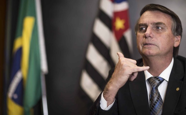 Brasilia - 15/08/2017 - Ensaio com o Deputado Jair Bolsonaro na Camara dos Deputados em Brasilia para mateira especial da revista Veja. Foto JONNE RORIZ