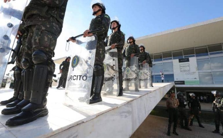 brasil-militares-no-planalto-20170524-004