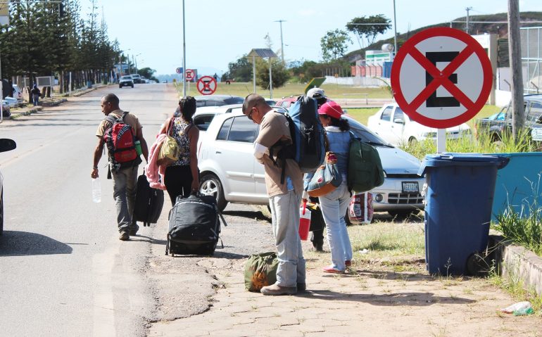 Venezuelanos atravessando a fontreira