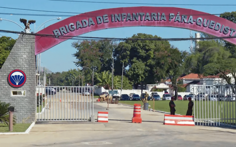 Entrada da Brigada de Infantaria Paraquedista, na Vila Militar — Foto: Reprodução/TV Globo
