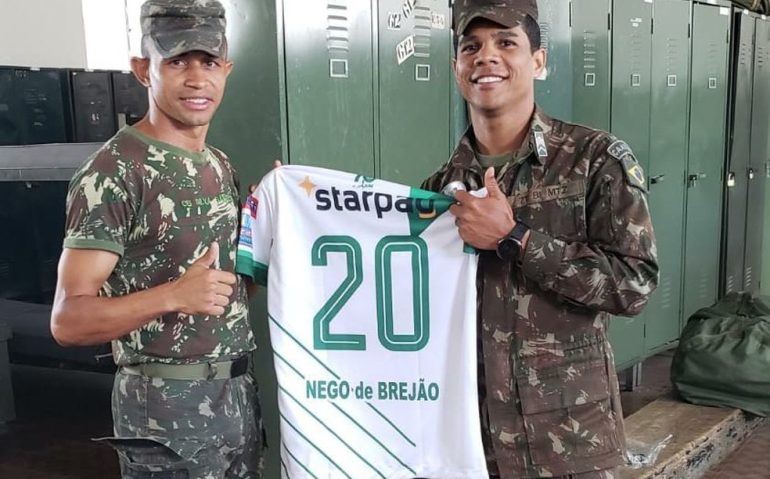 Nego de Brejão com companheiro de Exército e a camisa do Sete — Foto: Arquivo Pessoal