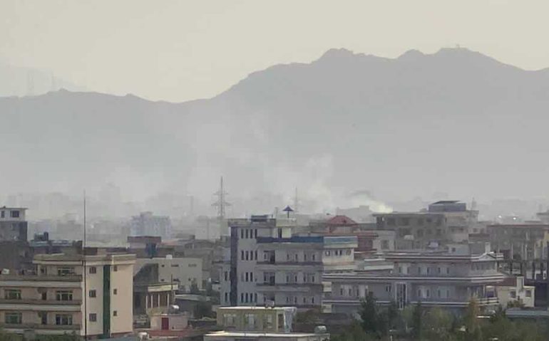 Kabul (Afghanistan), 29/08/2021.- Smoke billows at the scene following an explosion near the Hamid Karzai International Airport, in Kabul, Afghanistan, 29 August 2021. The process of withdrawing the 5,000 United States military personnel deployed to Kabul's airport for the evacuation of Americans and Afghan allies is under way in the face of "very real" threats of additional attacks such as the one two days ago that left some 200 people dead, the Pentagon said 28 August. More than 117,000 people have departed from the Kabul airport since the "massive military, diplomatic, security and humanitarian undertaking" began following the fall of the capital to the Taliban on Aug. 15. (Atentado, Afganistán, Estados Unidos) EFE/EPA/STRINGER