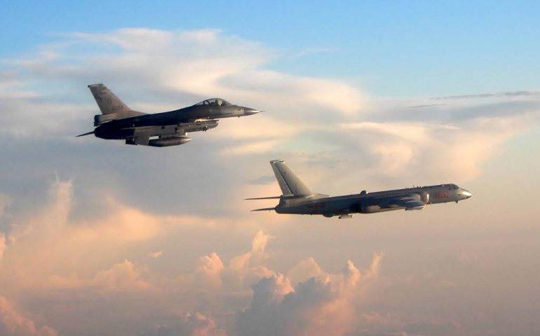 Caça F-16 de Taiwan acompanha bombardeiro H-6 chinês voando junto ao espaço aéreo da ilha - Ministério da Defesa de Taiwan - 25.mai.2018/AFP