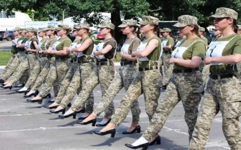 Foto: Cadetes ucranianas marcham de salto alto/Divulgação