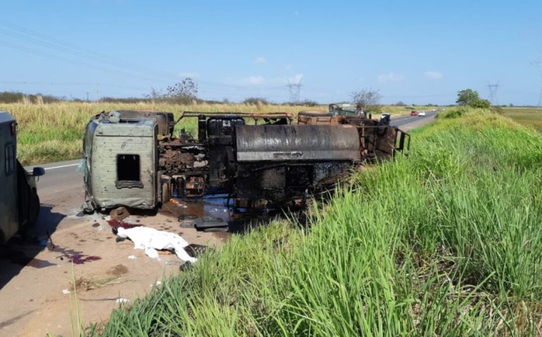 Caminhão tombou na BR 135 (Divulgação PRF)