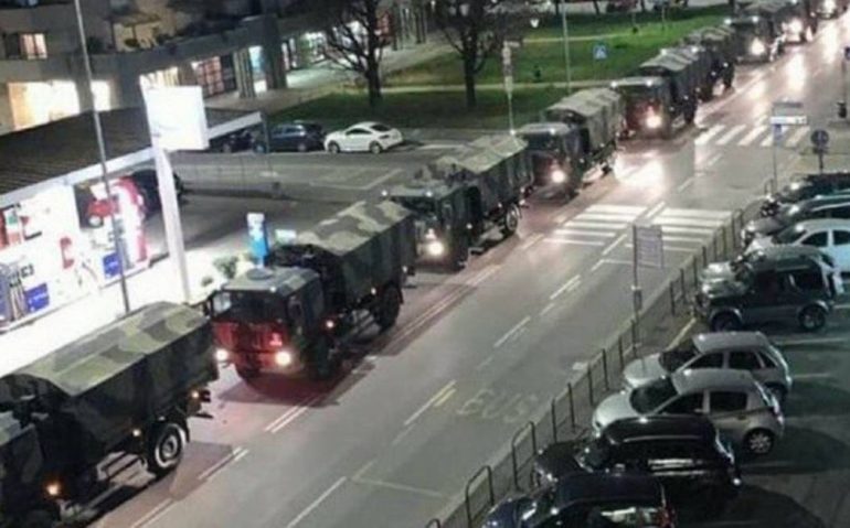 Uma longa fileira de caminhões carregando caixões de vítimas do coronavírus em Bergamo - Foto: Reprodução
