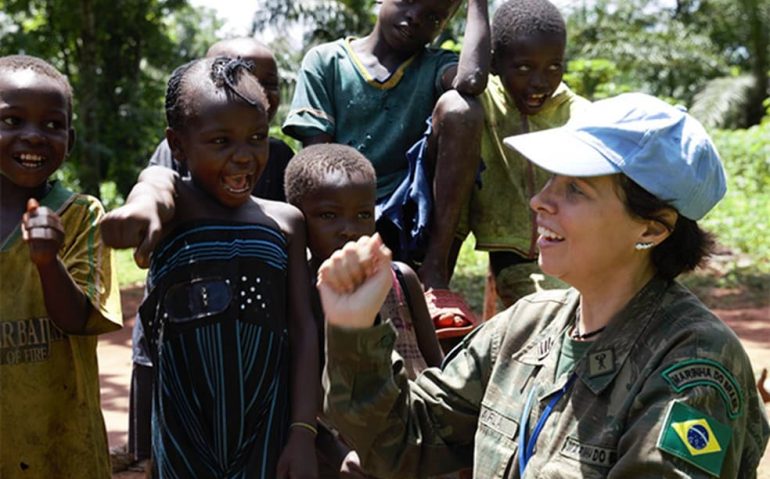Carla Araújo, capitão de fragata da Marinha do Brasil, vencedora do Prêmio de Defensora Militar da Igualdade de Gênero, da ONU — Foto: Divulgação/Minusca