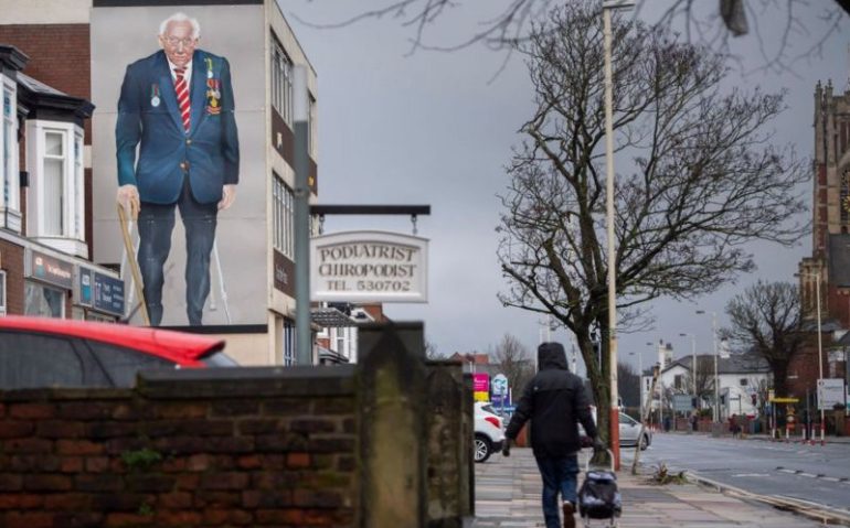 Obras de arte, incluindo este mural, foram feitas em homenagem ao Capitão Tom Moore (Getty Images)