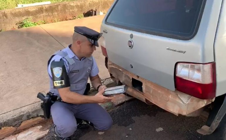 PM mostra fundo falso onde estavam tijolos de crack apreendidos em Ribeirão Preto — Foto: Polícia Militar/Divulgação