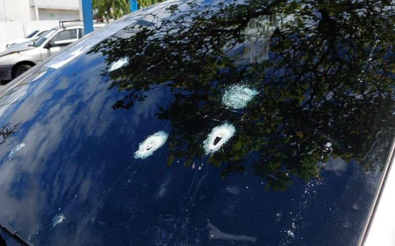 Carro foi atingido por diversos disparos de arma de fogo. — Foto: Karla Mendes/g1 AM