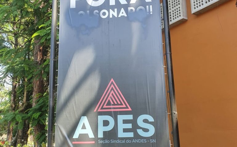 Cartaz com dizeres 'Fora Bolsonaro' é pichado na UFJF — Foto: Apes/Divulgação
