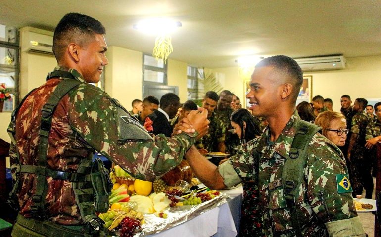 Soldados de serviço confraternizam durante a ceia de Natal do 24 BIS, em São Luís (MA)