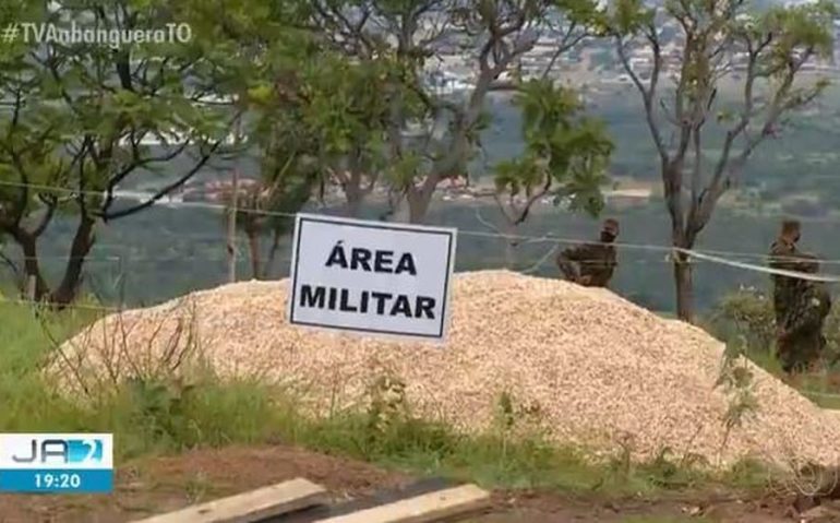 Cerca foi feita em área disputada na Justiça — Foto: Reprodução/TV Anhanguera