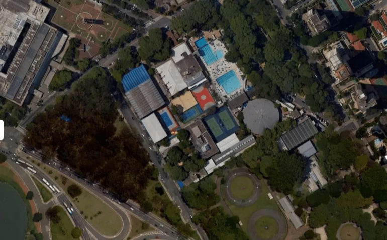 Imagem aérea do terreno do clube Círculo Militar, na Zona Sul de São Paulo; no canto esquerdo, o lado do Parque do Ibirapuera. — Foto: Reprodução/Google Maps