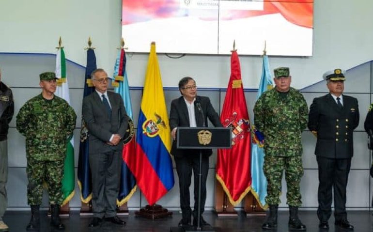 Presidente Gustavo Petro e novo comando militar da Colômbia (Ministério da Defesa da Imagem)