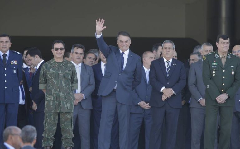 O Comandante da Marinha, almirante Garnier, ao lado de Bolsonaro no desfile de blindados em frente ao Alvorada, em 9 de agosto.