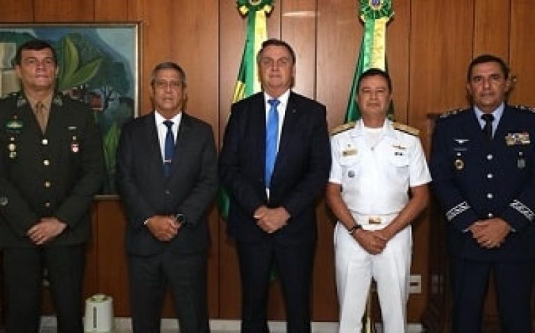 Da esquerda para a direita: o general Paulo Nogueira, do Exército; o ministro da Defesa, Braga Netto; o presidente Jair Bolsonaro; o tenente-brigadeiro Baptista Júnior, da Aeronáutica; e o almirante Almir Garnier Santos, comandante da Marinha Foto:Divulgação