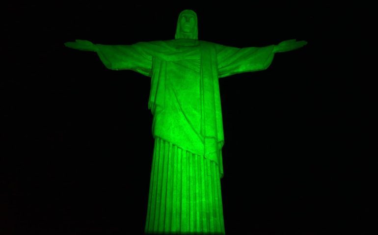 Cristo Redentor é iluminado em homenagem ao Dia do Exército
(Foto: 1º Ten Ferrentini/EB)