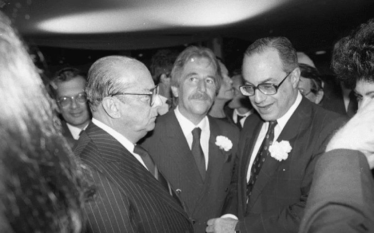 Major Curió, Paulo Maluf (à esquerda) e o presidente João Figueiredo, em 1984, no casamento da filha de Curió — Foto: Jamil Bittar/Agência O GLOBO