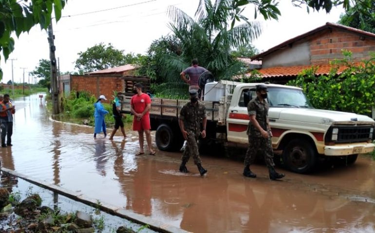 Exército e Corpo de Bombeiros ajudam famílias atingidas por enchentes no interior do Tocantins — Foto: Márcio Novais/TV Anhanguera