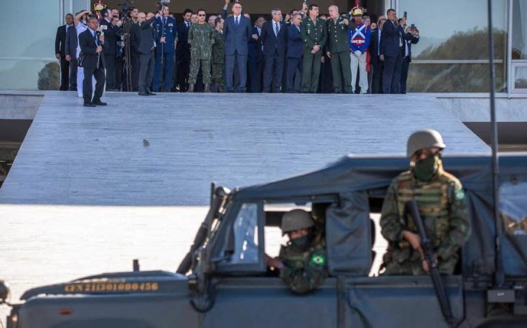 O presidente Jair Bolsonaro observa o desfile militar desta terça-feira, 10. Foto: Victor Moriyama/The
New York Times
