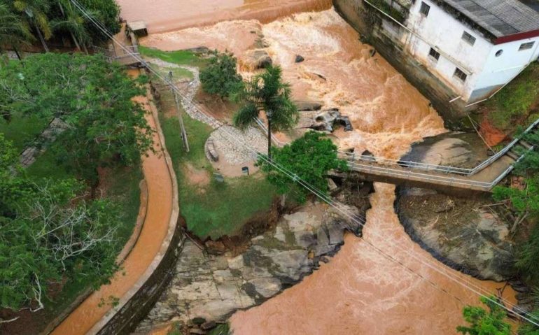 Exército avalia construção de ponte de metal em cidade destruída pela chuva (Imagem: Defesa Civil de Dom Silvério)
