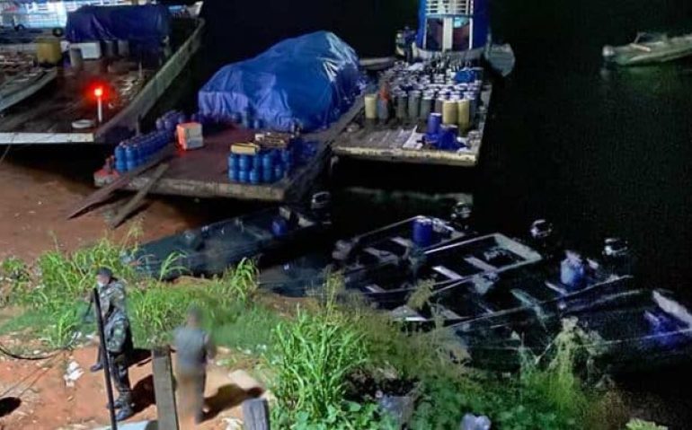 Lanchas do Exército, de prontidão, no Porto da Queiroz Galvão (Foto Divulgação)