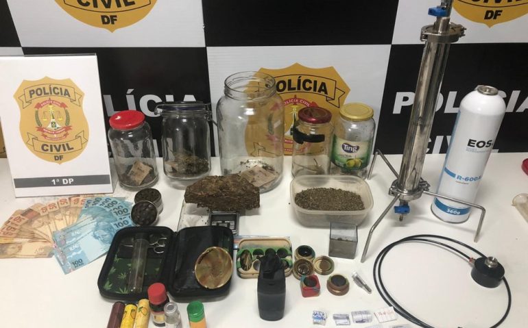 Polícia encontrou na casa do militar da Aeronáutica no DF, balança de precisão, sementes, óleos de maconha e R$ 1.620,00 — Foto: Polícia Civil/Divulgação