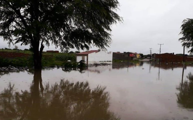 Duas rachaduras na Barragem do Quati, no curso do Rio do Peixe, no povoado de Pedro Alexandre, na divisa da Bahia com Sergipe, estão causando inundações de áreas e bairros do município de Coronel João Sá, a 30 km da barragem. (Corpo de Bombeiros de Paulo Afonso)