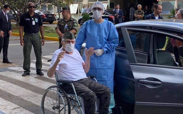 Ernando Piveta, aos 99 anos, ao deixar o Hospital das Forças Armadas Foto: Divulgaçao Ministério da Defesa